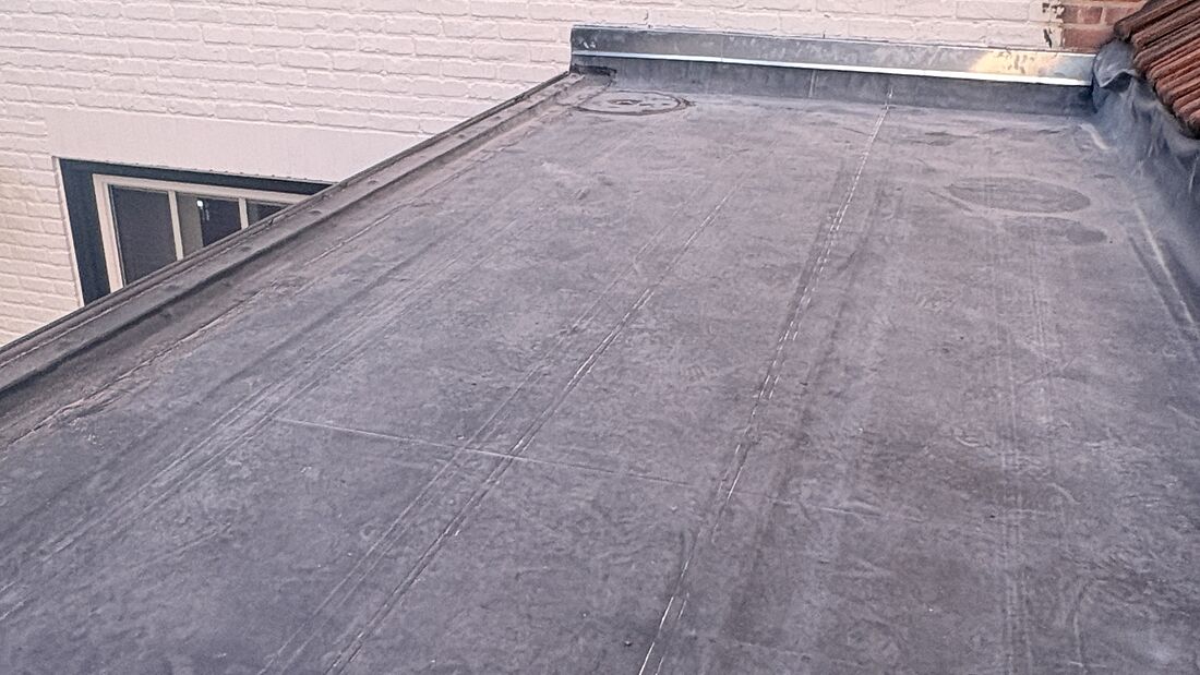 Naadloos plat dak in EPDM door Pierre Constructions